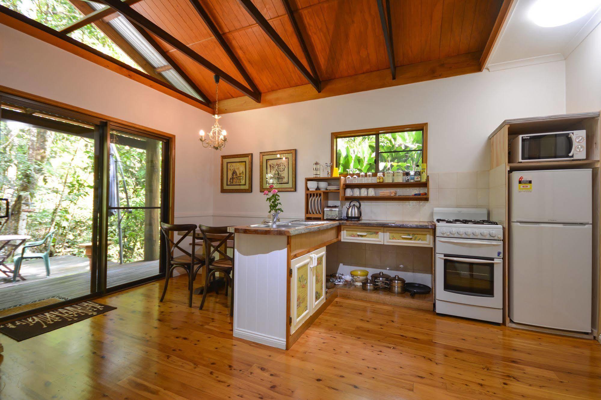 Crater Lakes Rainforest Cottages Юнгаберра Экстерьер фото